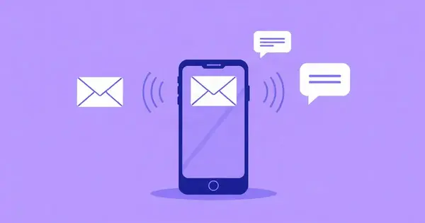 Смартфон со звуковыми волнами, вокруг — письмо и облачка сообщений