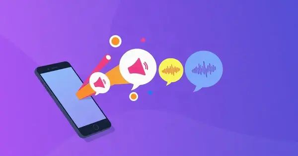 Смартфон, из которого вылетают облачка речи со звуковыми волнами разных голосов