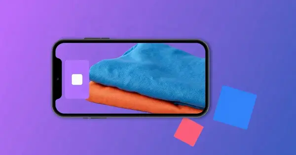 Смартфон фотографирует сложенную цветную ткань, рядом квадраты оттенков