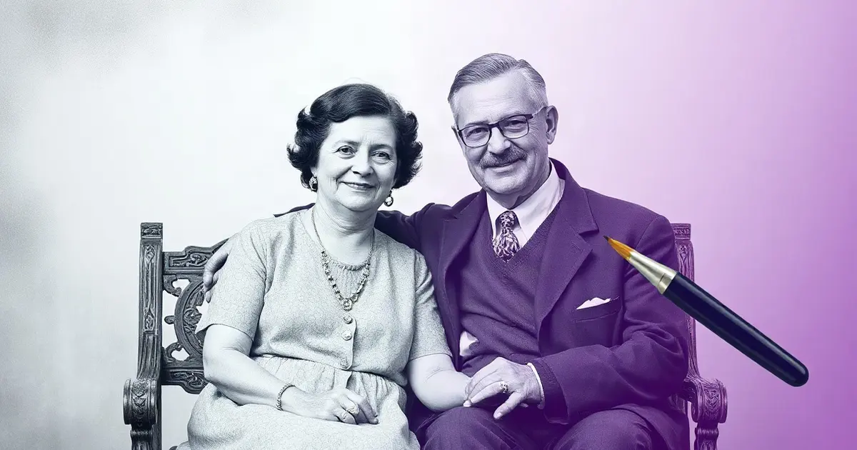 Старая семейная фотография пары: левая половина чёрно-белая, правая раскрашена