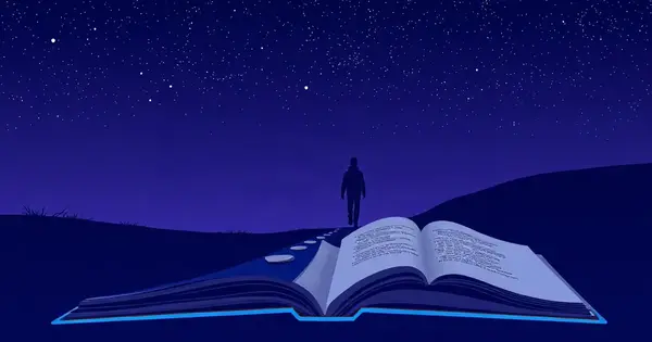 Одинокий путник на ночной дороге под звёздным небом и раскрытая книга стихов